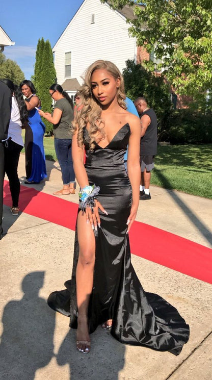 Vestido de noche formal de satén negro sin tirantes, con abertura y escote pronunciado TP2638