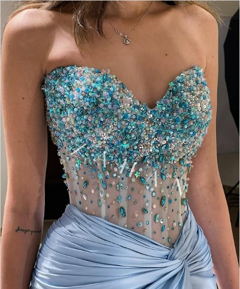 Hermoso vestido de noche formal de satén azul sin tirantes, escote corazón, con abertura y cuentas, TP2647