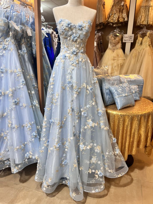 Hermoso vestido de noche largo de tul con flores, escote corazón y sin tirantes, corte A, color azul claro, para fiesta de graduación, TP2659