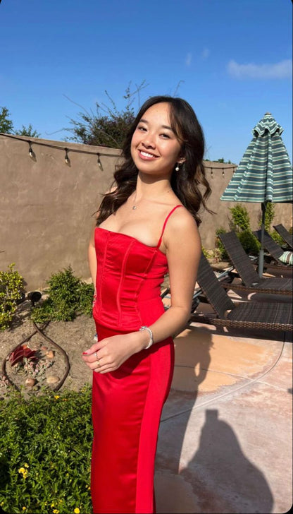 Hermoso vestido de noche de satén rojo sin tirantes y corte sirena, TP2690