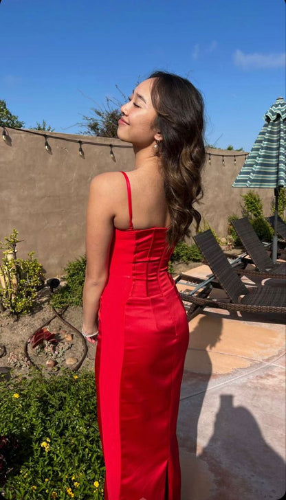 Hermoso vestido de noche de satén rojo sin tirantes y corte sirena, TP2690