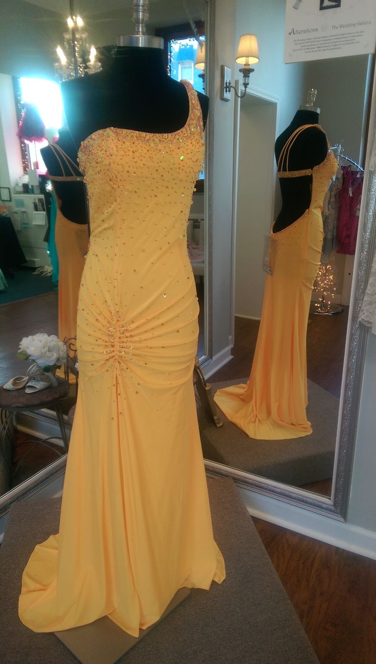 Vestido de fiesta largo vintage amarillo con lentejuelas, un hombro descubierto y espalda descubierta, TP2726