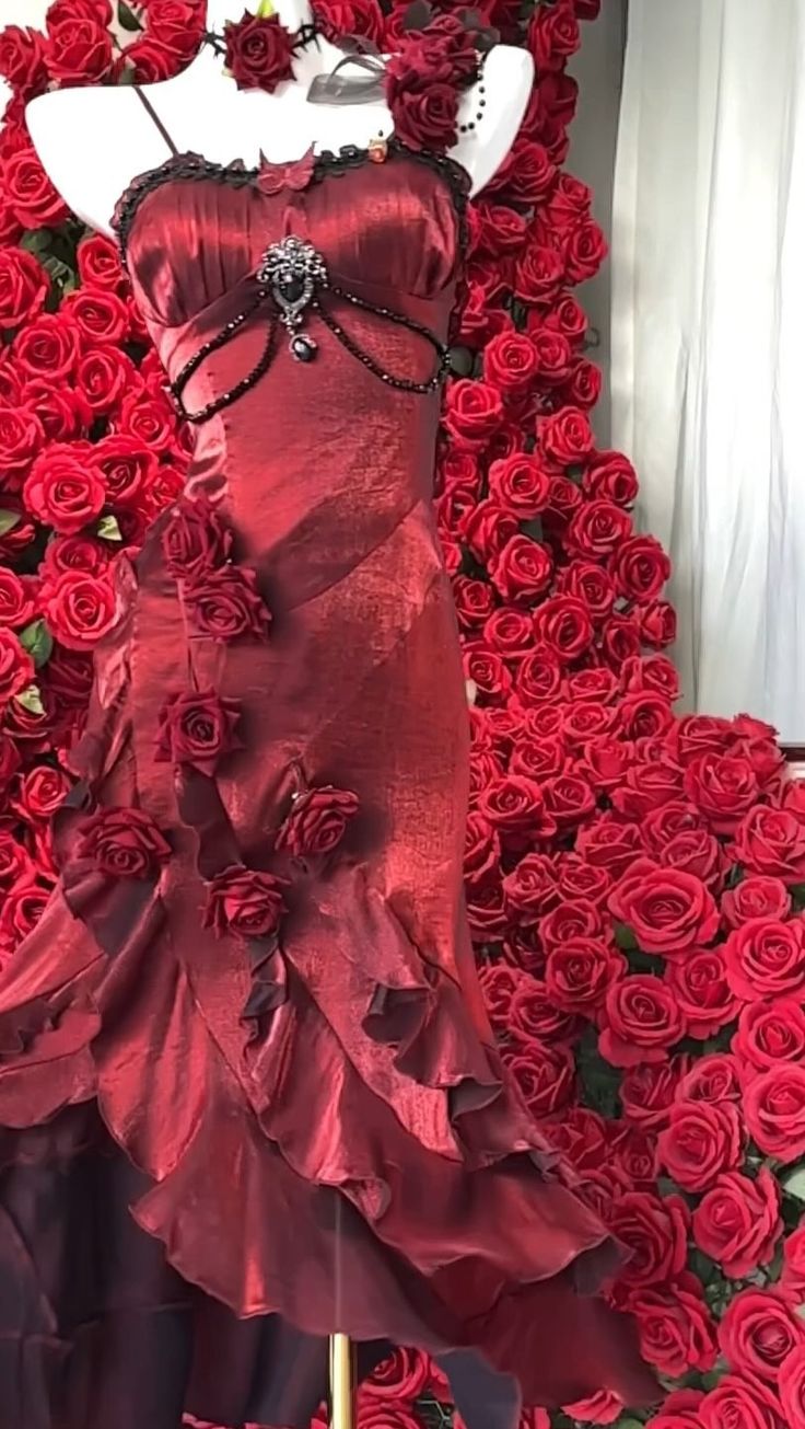 Hermoso vestido de noche de satén color burdeos con tirantes finos, roseta 3D y mangas con volantes desmontables TP2764