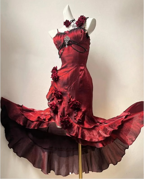 Hermoso vestido de noche de satén color burdeos con tirantes finos, roseta 3D y mangas con volantes desmontables TP2764