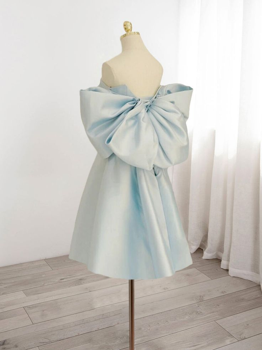 Vestido de cóctel de satén azul claro con escote en forma de corazón para fiesta nocturna elegante