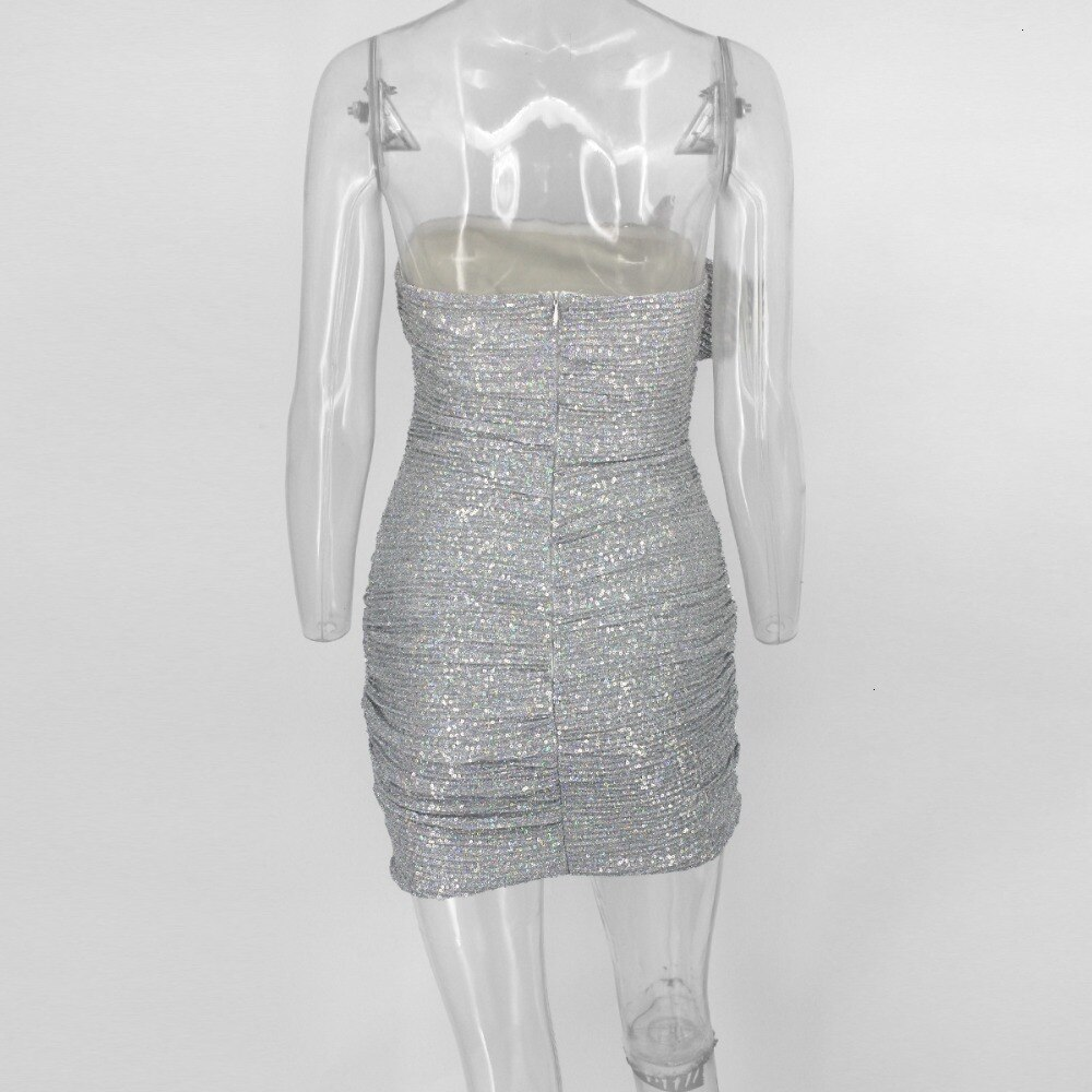 Vestido de fiesta corto gris plateado sin tirantes y con volantes laterales