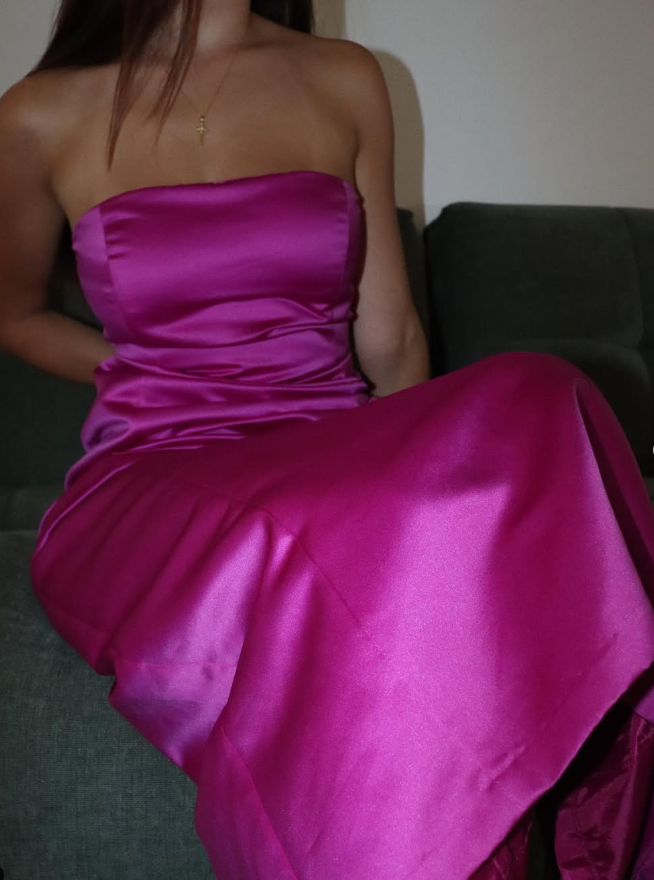 Vestido de fiesta de satén rosa intenso sin tirantes y corte tubo para boda