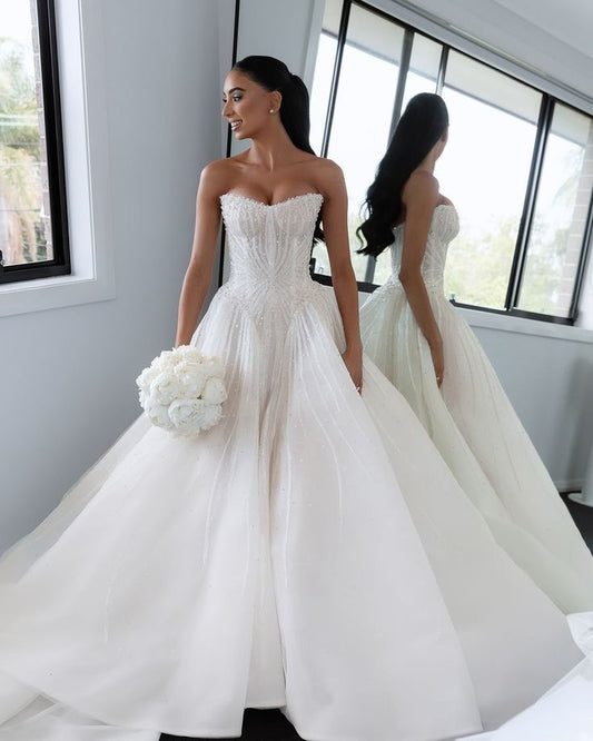 Hermoso vestido de novia blanco con lentejuelas y sin tirantes W0142