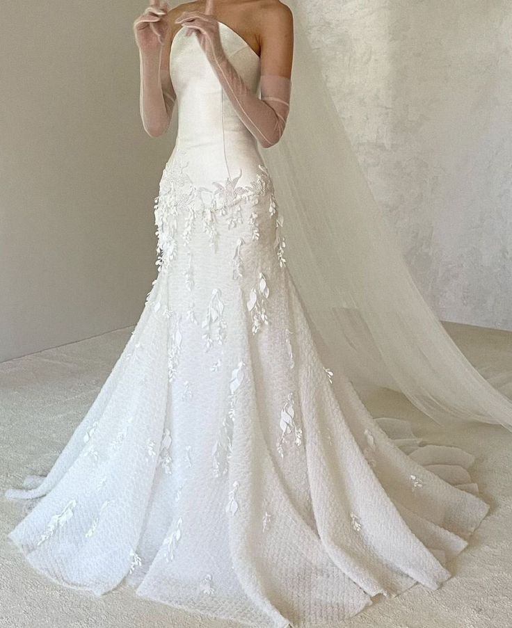 Precioso vestido de novia de sirena sin tirantes con apliques de satén blanco W0148