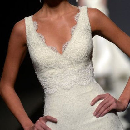 Hermoso vestido de novia de sirena con escote en V y encaje blanco de verano W0150