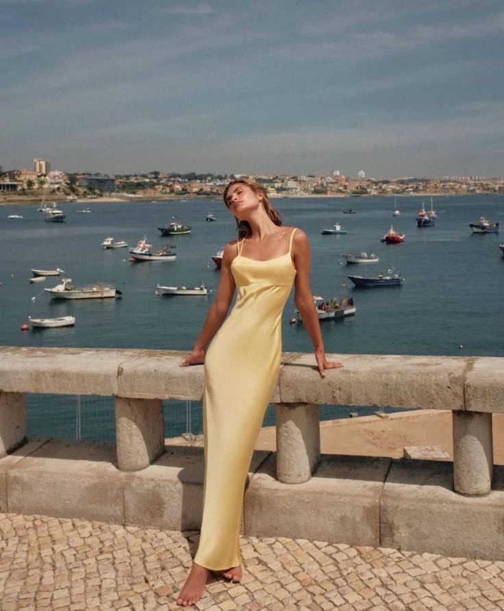 Vestido de satén amarillo con tirantes finos y corte ajustado para 20 cumpleaños, fiesta de graduación y 18 cumpleaños, W0178