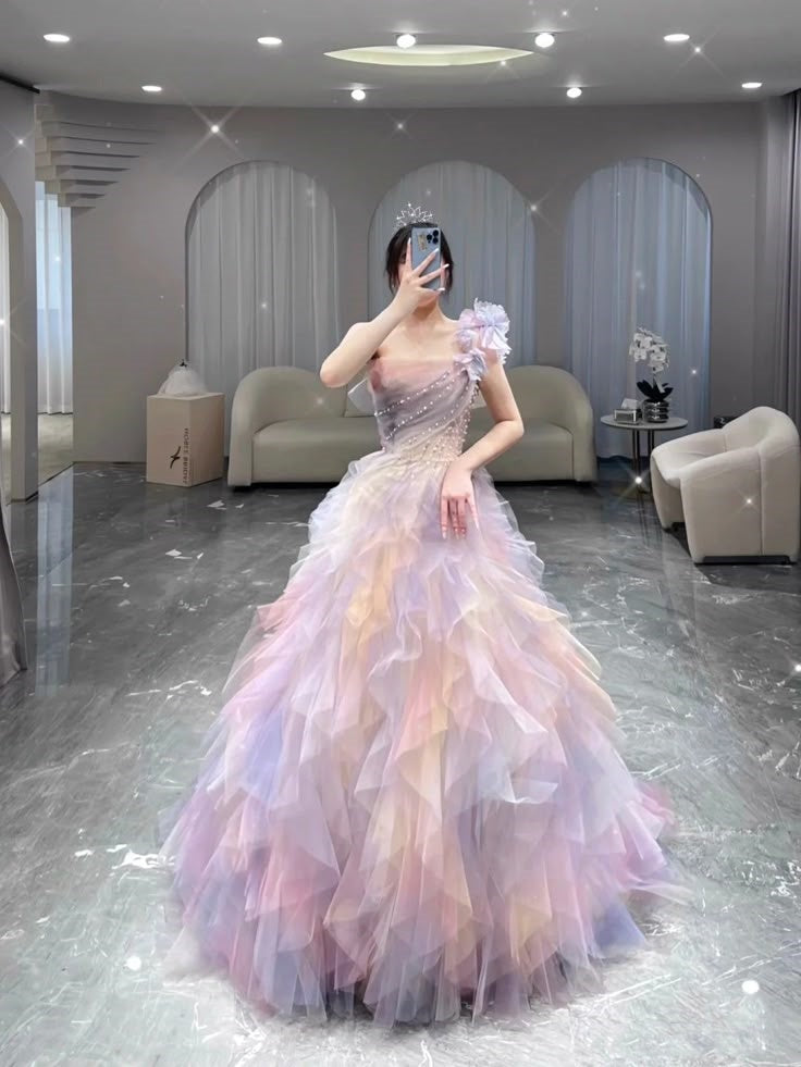Hermoso vestido de quinceañera largo de tul lila con un solo hombro, formal, de manga corta y flores, W0277