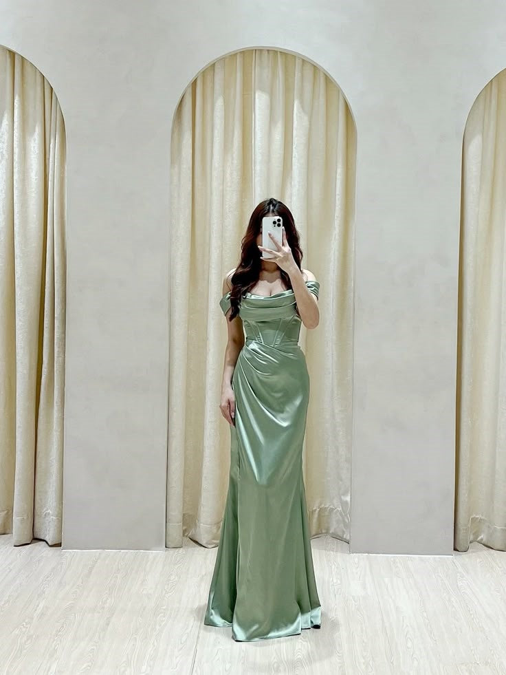 Vestido largo de fiesta con hombros descubiertos, corte sirena, color verde salvia, abertura y volantes, ideal para invitadas de boda de verano, W0681