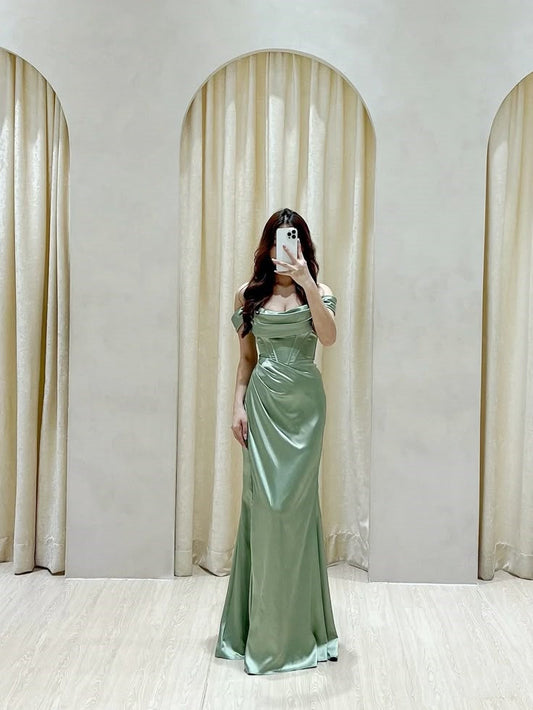 Vestido largo de fiesta con hombros descubiertos, corte sirena, color verde salvia, abertura y volantes, ideal para invitadas de boda de verano, W0681