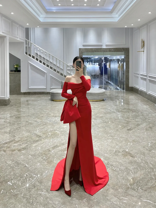 Vestido largo formal de satén rojo con hombros descubiertos y abertura, elegante, para invitadas de boda de verano, W0736