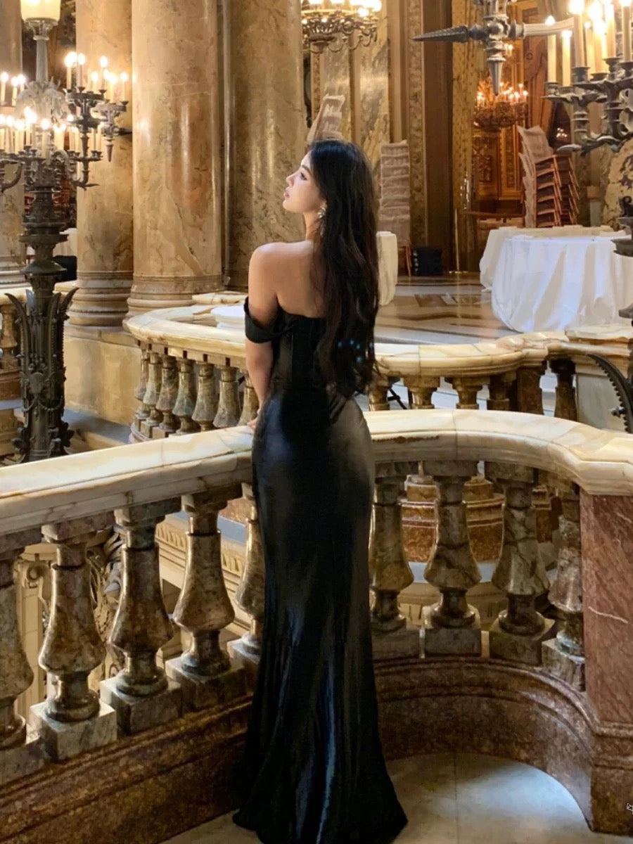 Elegante vestido de fiesta largo de satén negro con hombros descubiertos y corte sirena, ideal para cumpleaños y graduación, W0757