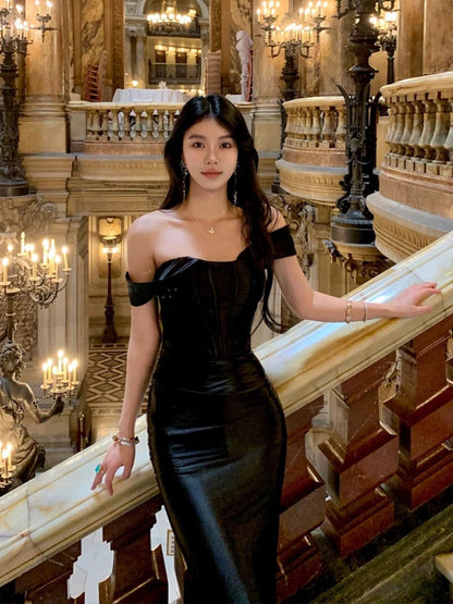 Elegante vestido de fiesta largo de satén negro con hombros descubiertos y corte sirena, ideal para cumpleaños y graduación, W0757