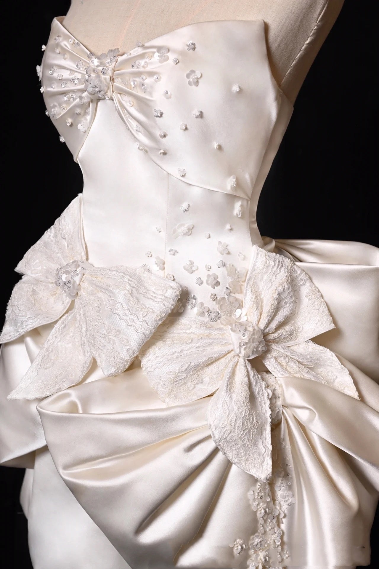 Vestido de novia sencillo, sin tirantes, corto, de verano, con lazo, W1189