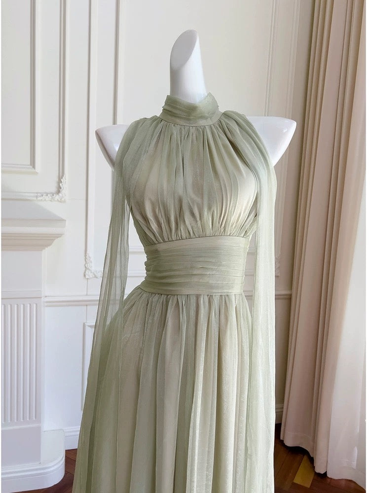 Elegante vestido de dama de honor verde salvia con cuello alto y corte A, ideal para fiestas de verano, como invitada de boda, W942