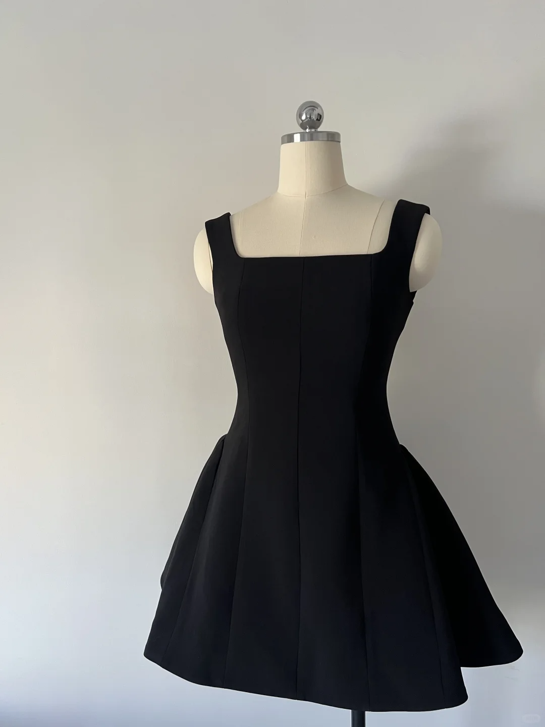 Vestido negro corto de satén, sencillo, de corte A y escote cuadrado, para fiesta de bienvenida de octavo grado, de verano, para escuela secundaria, atuendos de cumpleaños W997