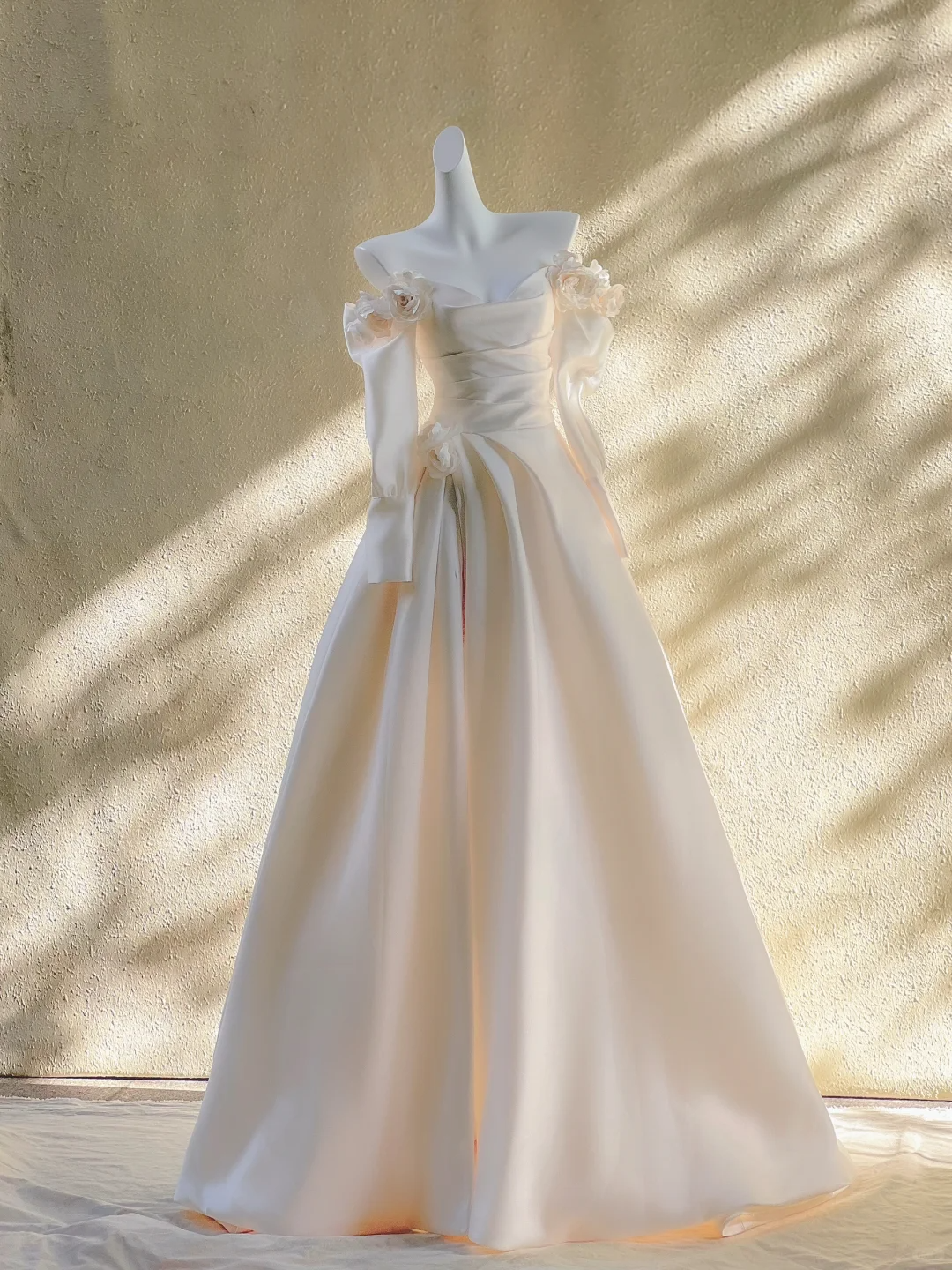 Hermoso vestido de novia con escote corazón, satén marfil, mangas largas, WD005