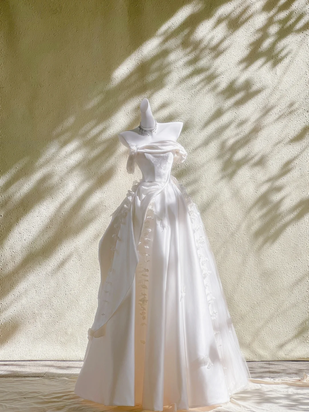 Hermoso vestido de novia largo de satén color marfil con hombros descubiertos WD009