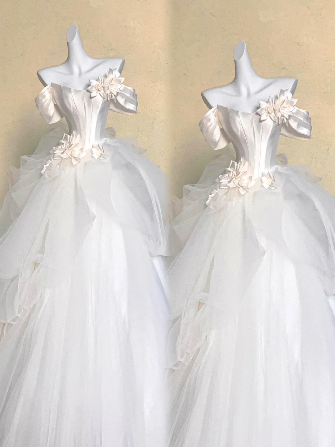 Hermoso vestido de novia de satén blanco con hombros descubiertos y flores WD021