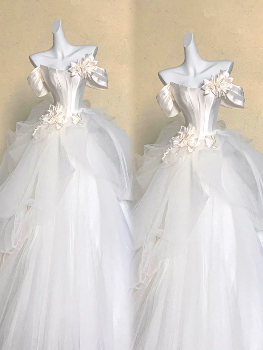 Hermoso vestido de novia de satén blanco con hombros descubiertos y flores WD021