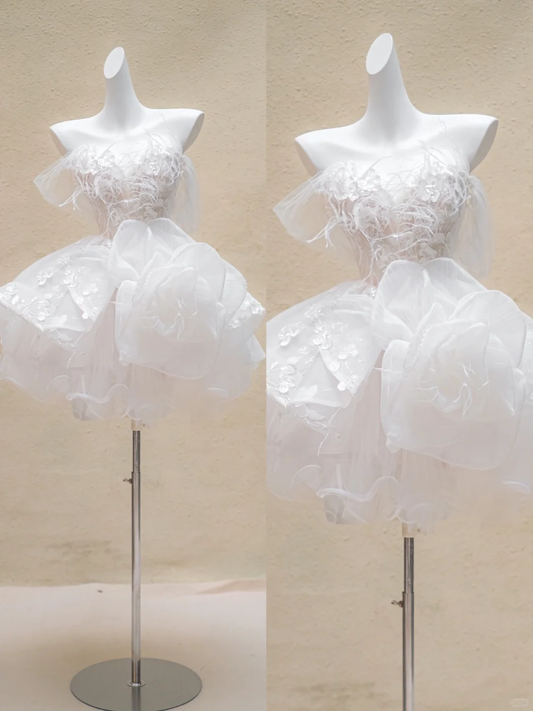 Vestido de novia único, de encaje, corto, blanco, con hombros descubiertos y plumas WD039