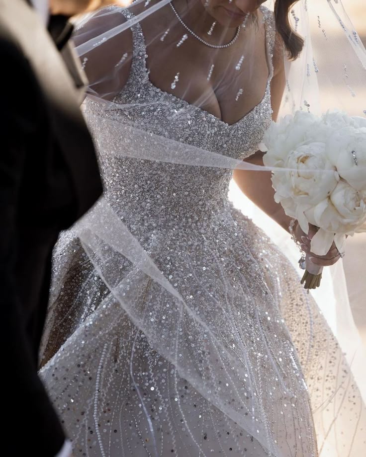 Hermoso vestido de novia blanco con tirantes y lentejuelas WD043