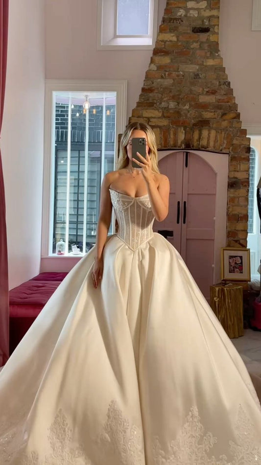 Hermoso vestido de novia largo de satén blanco con escote corazón WD044