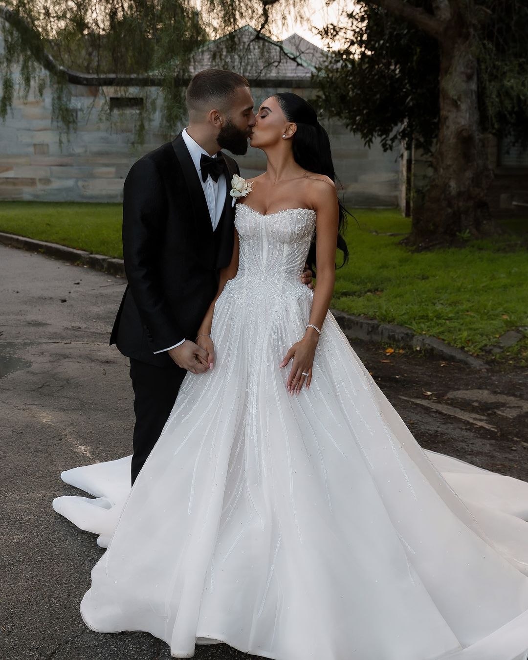 Hermoso vestido de novia largo con escote corazón y lentejuelas blancas WD045