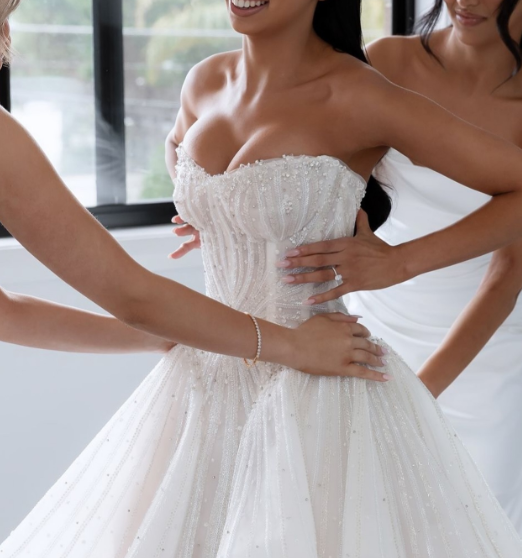 Hermoso vestido de novia largo con escote corazón y lentejuelas blancas WD045