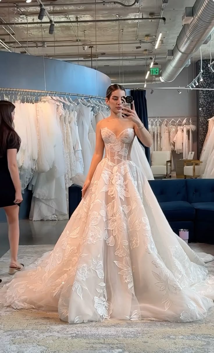 Hermoso vestido de novia largo color marfil con escote corazón y encaje WD054