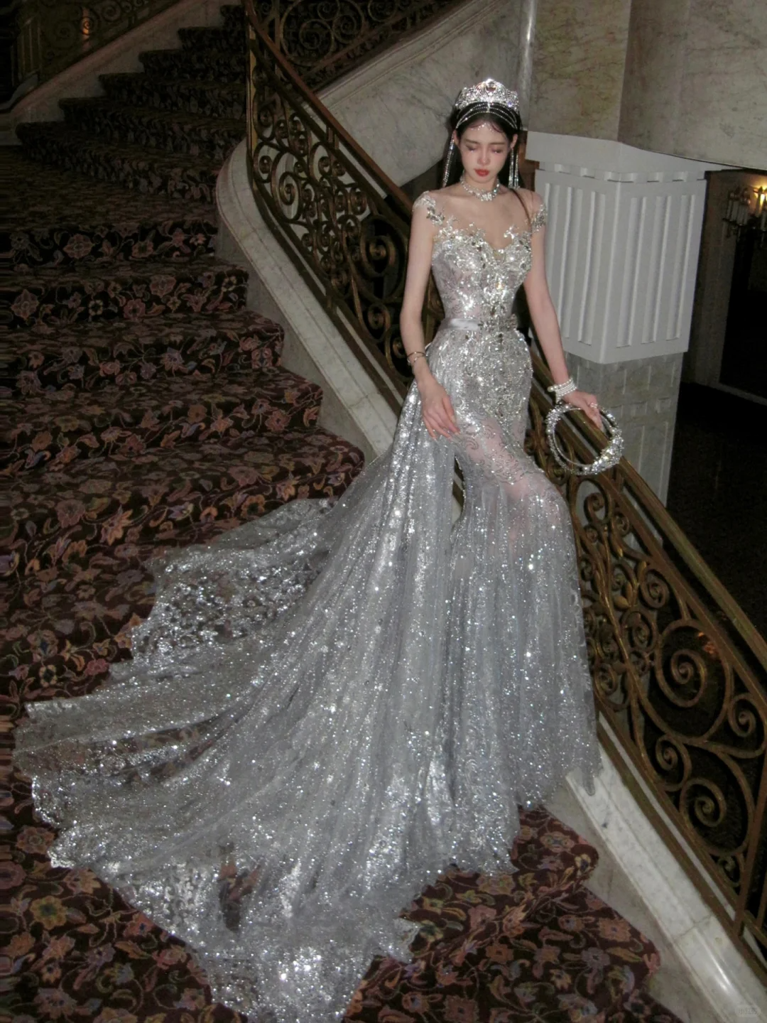 Vestido de novia sexy de corte sirena con escote redondo, lentejuelas y perlas, largo plateado, con cola, WD059