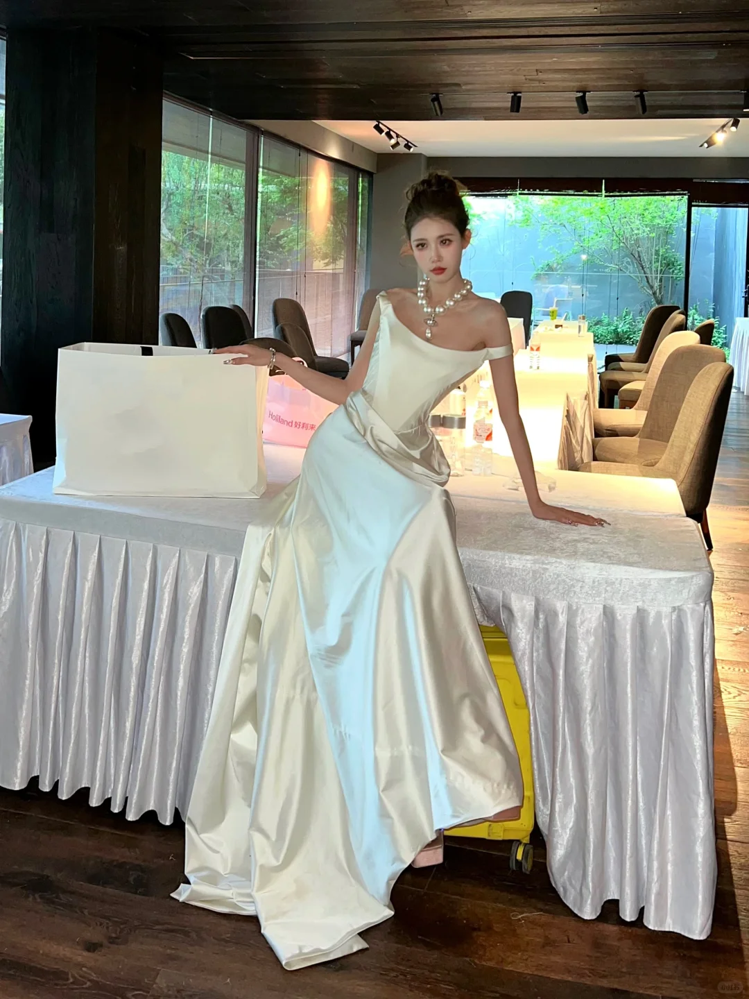 Vestido de novia de ensueño, corte tubo, hombros descubiertos, satén blanco, largo de verano, W0140