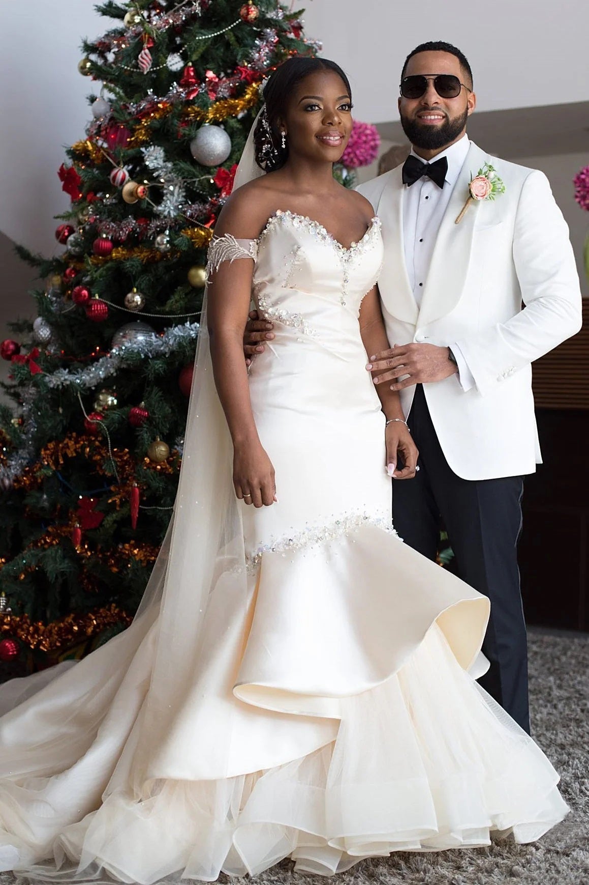 Vestidos de novia de satén con cuentas y corte sirena, escote corazón y largo hasta el suelo