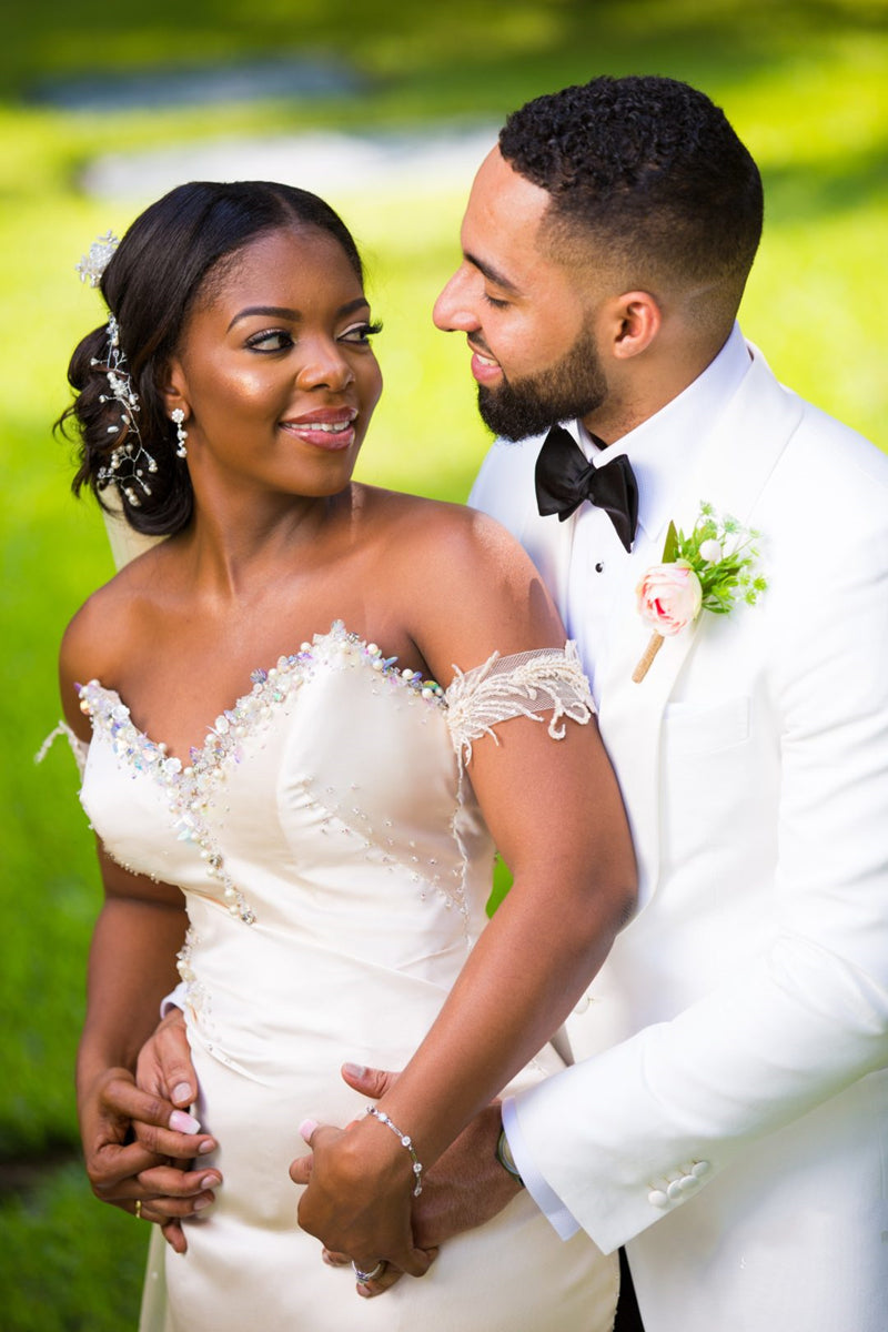 Vestidos de novia de satén con cuentas y corte sirena, escote corazón y largo hasta el suelo