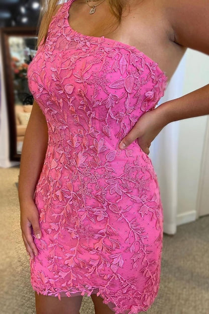 Vestido corto rosa intenso de un solo hombro con apliques para fiesta de bienvenida.
