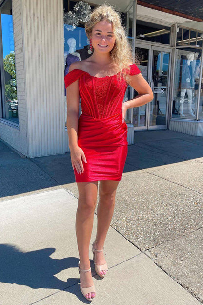 Vestido corto ajustado con hombros descubiertos y apliques para fiesta de graduación.