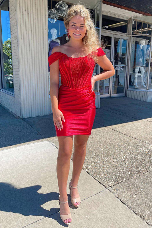Vestido corto ajustado con hombros descubiertos y apliques para fiesta de graduación.