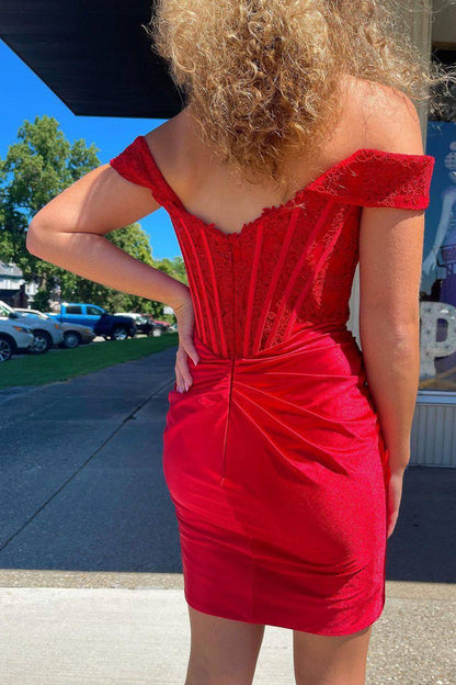 Vestido corto ajustado con hombros descubiertos y apliques para fiesta de graduación.