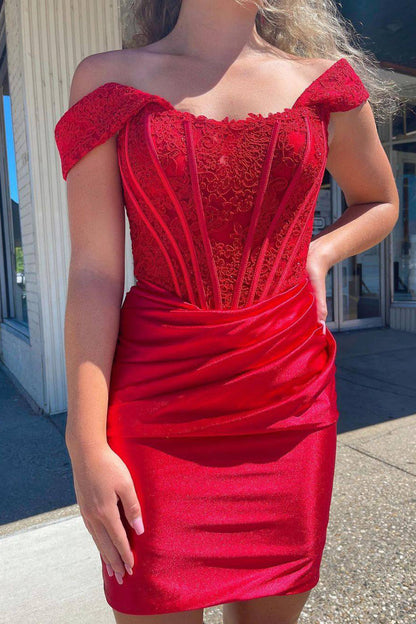 Vestido corto ajustado con hombros descubiertos y apliques para fiesta de graduación.