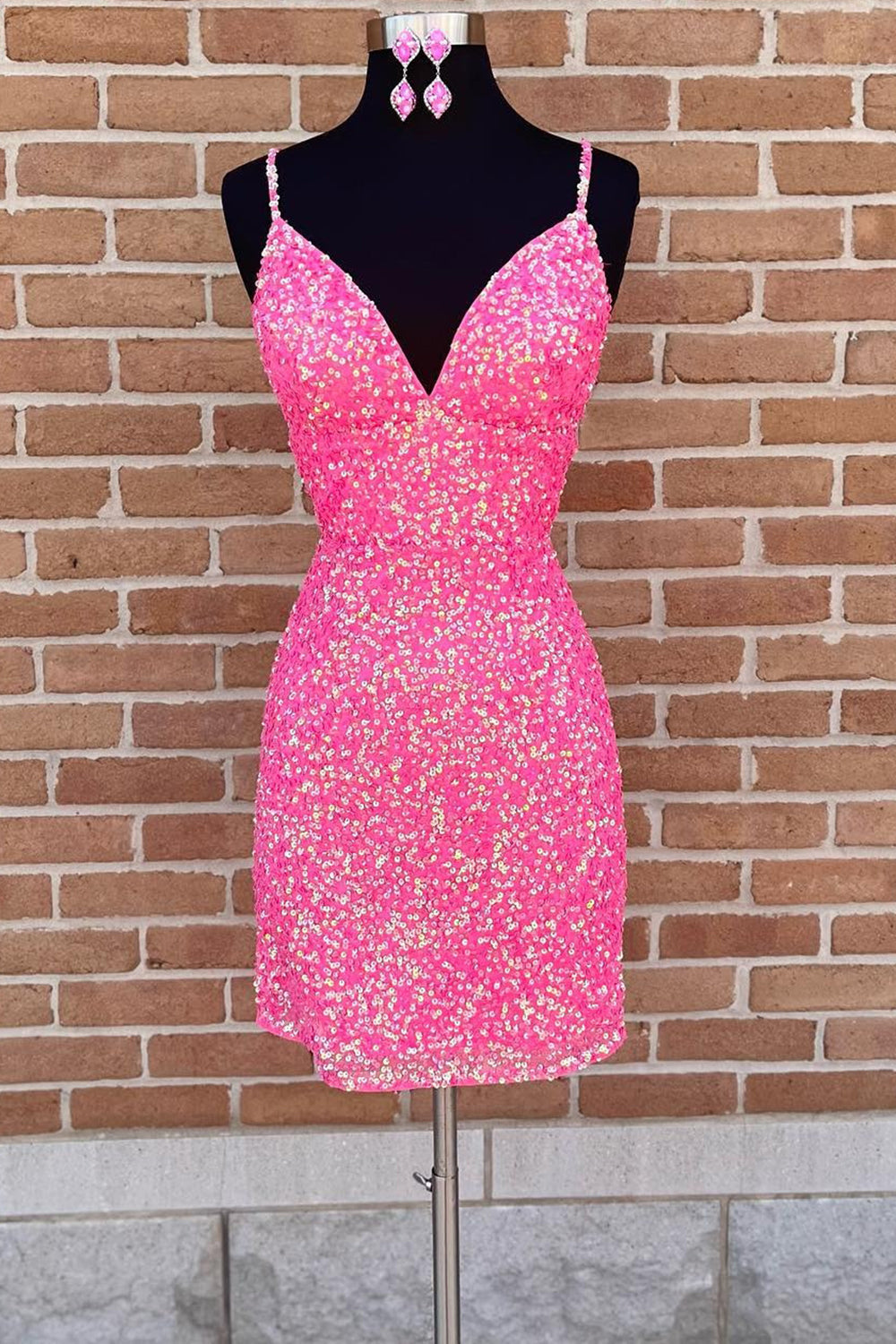 Vestido corto de fiesta con tirantes finos, lentejuelas rosas y espalda cruzada