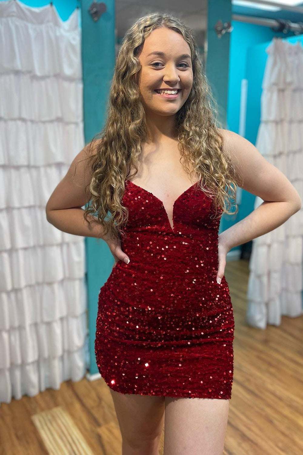 Vestido de fiesta con lentejuelas burdeos y purpurina, con espalda con cordones
