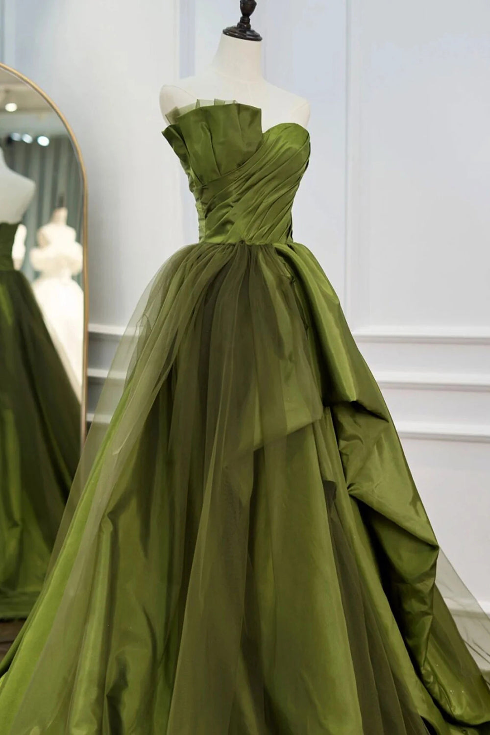 Vestido de fiesta largo verde sin tirantes, asimétrico, de corte A y con volantes