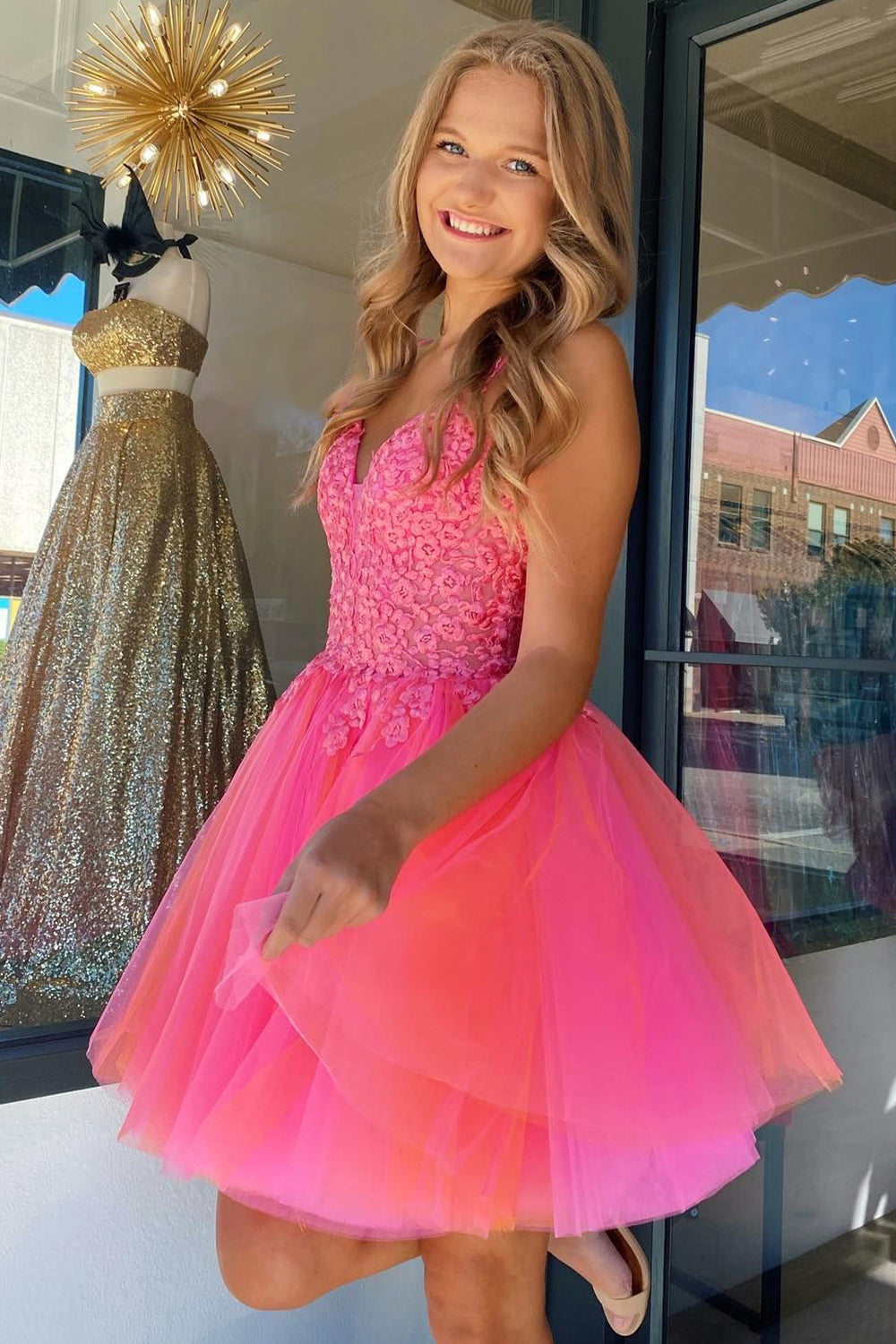 Vestido corto de fiesta de tul rosa intenso con corte en A y encaje