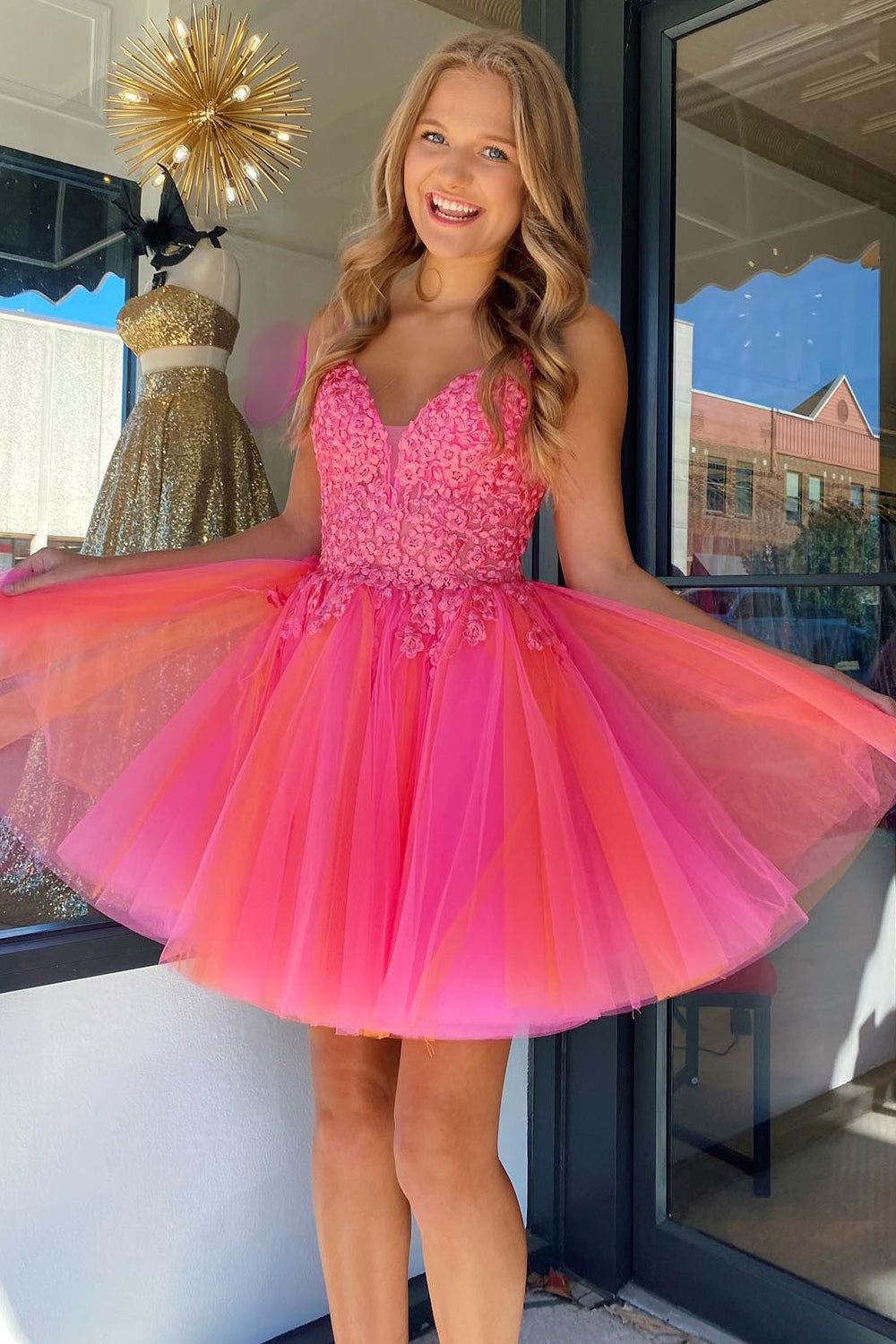 Vestido corto de fiesta de tul rosa intenso con corte en A y encaje