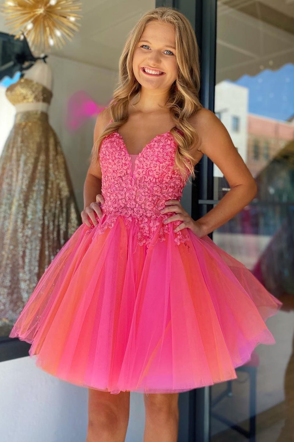 Vestido corto de fiesta de tul rosa intenso con corte en A y encaje