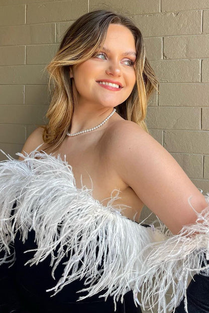 Elegante vestido de fiesta corto negro sin tirantes con plumas